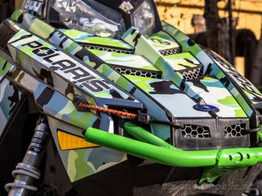 Передний бампер «Шеврон» на снегоход Polaris (толстостенная труба АМГ5) артикул STSПБп010