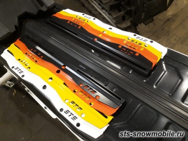 Крепление для туннельных сумок Polaris на снегоход Summit G4. артикул STSАСс018