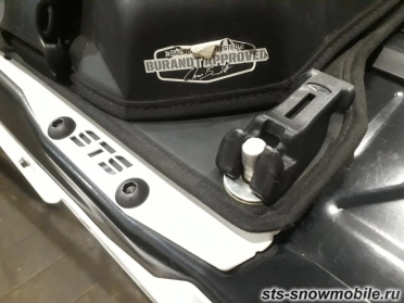 Крепление для туннельных сумок Polaris на снегоход Summit G4. артикул STSАСс018