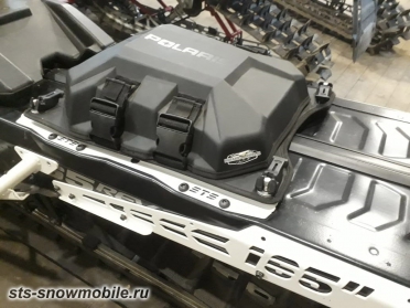 Крепление для туннельных сумок Polaris на снегоход Summit G4. артикул STSАСс018