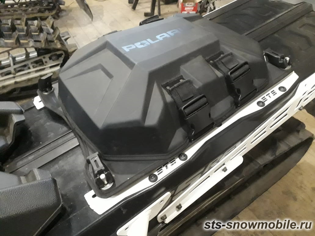 Крепление для туннельных сумок Polaris на снегоход Summit G4. артикул STSАСс018